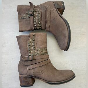 Vintage Vince Camuto Moto Ankle Boots Metal Accent Suede Buckles Mod Size 8.5